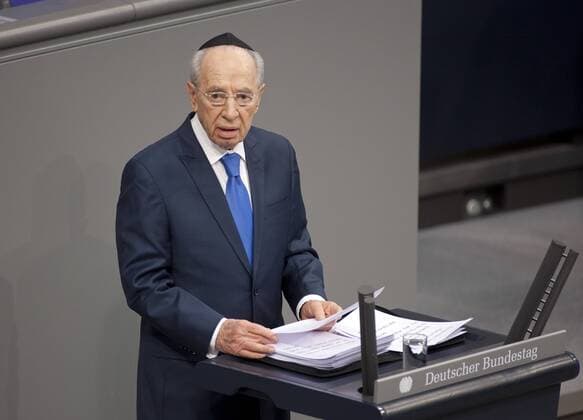Der israelische Staatspraesident Shimon Peres hat sich die Kippa aufgesetzt und spricht das Kaddisch waehrend seiner Rede im Deutschen Bundestag . Gedenkstunde zum Tag des Gedenkens an die Opfer das Nationalsozialismus . Berlin , 27.10.2010 , Berlin DEU Deutschland Copyright: xThomasxKoehlerx