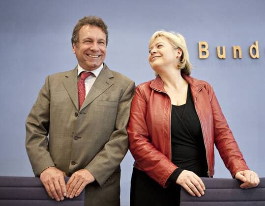 Die designierten Parteivorsitzenden von DIE LINKE , Gesine LOETZSCH und Klaus ERNST , auf einer Pressekonferenz ueber die Zukunft der Partei . Berlin DEU Deutschland Copyright: xJonasxFischerx
