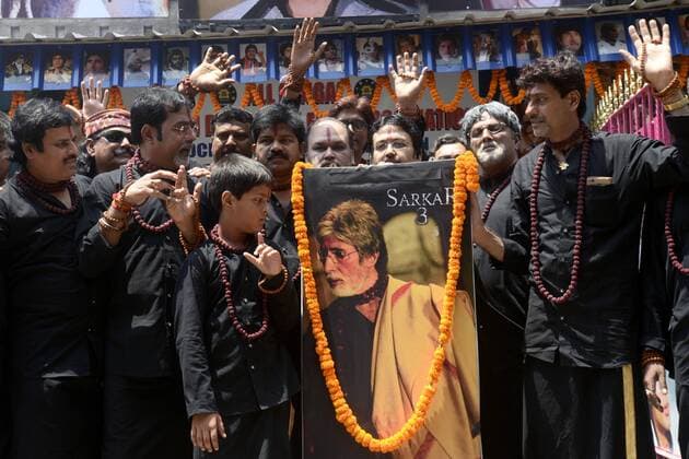 India: Amitabh Bachchans fans celebrate his film release Amitabh Bachchans Fans Association members celebrate the release of Sarkar 3 by wearing the attire like Amitabh Bachchan in the film Sarkar 3 in Kolkata.  SaikatxPaul