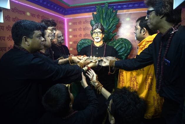 India: Amitabh Bachchans fans celebrate his film release Amitabh Bachchans Fans Association members unveil a statue of Amitabh Bachchan on the occasion of release of his film Sarkar 3 in Kolkata. Amitabh Bachchans Fans Association members celebrate the release of Sarkar 3 by wearing the attire like Amitabh Bachchan in the film Sarkar 3 in Kolkata.  SaikatxPaul