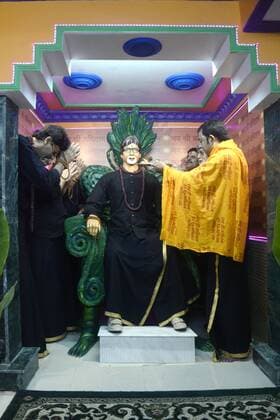 India: Amitabh Bachchans fans celebrate his film release Amitabh Bachchans Fans Association members unveil a statue of Amitabh Bachchan on the occasion of release of his film Sarkar 3 in Kolkata. Amitabh Bachchans Fans Association members celebrate the release of Sarkar 3 by wearing the attire like Amitabh Bachchan in the film Sarkar 3 in Kolkata.  SaikatxPaul