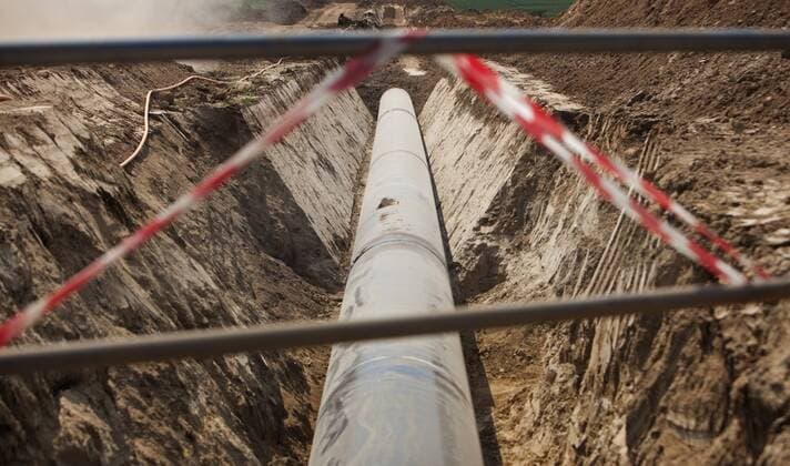 IMAGO Nature: Unsere Erde, Umweltverträgliche Herausforderungen, Methan Eine neue Gasleitung wird an der Autobahn A 20 in der Naehe von Prenzlau verlegt . Die Ostsee-Pipeline-Anbindungsleitung ( OPAL ) verbindet die neue Ostssee Erdgasleitung mit Tschechien. Prenzlau, Deutschland . 05.07.2010 . Prenzlau Mecklenburg Vorpommern Deutschland Copyright: xThomasxTrutschelx