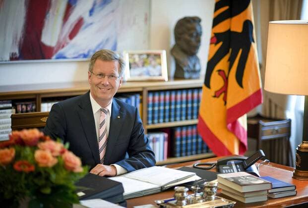 Christian WULFF , CDU , Bundespraesident , in seinem Arbeitszimmer im Schloss Bellevue . Christian Wulff , CDU , German Federal President , in his working room in Bellevue Palace ( Schloss Bellevue ) . Berlin Berlin Deutschland Copyright: xphotothek.net Pool BPAx