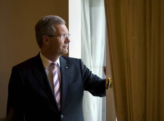Christian WULFF , CDU , Bundespraesident , steht am Fenster in seinem Arbeitszimmer im Schloss Bellevue . Christian Wulff , CDU , German Federal President , standing by the window in his study in Bellevue Palace ( Schloss Bellevue ) . Berlin Berlin Deutschland Copyright: xphotothek.net Pool BPAx