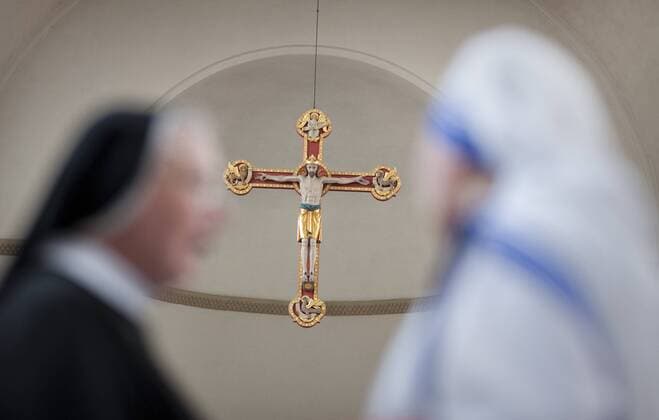Nonnen in einer Kirche . Nuns in a church . Berlin Deutschland Copyright: xThomasxTrutschelx