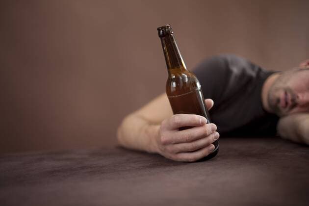 Alkoholkonsum von jungen Maennern . Bonn , Deutschland . 10.08.2010 . MODEL RELEASE vorhanden . Young men and alcohol consumption . Bonn , Germany . 10.08.2010 . MODEL RELEASE available . Bonn Deutschland Copyright: xUtexGrabowskyx