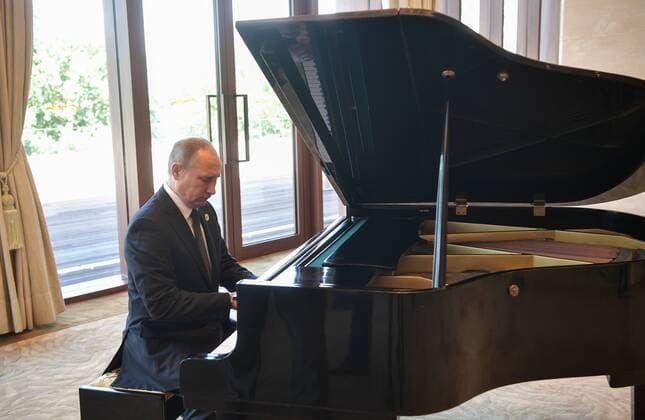 Bilder des Tages BEIJING, CHINA - MAY 14, 2017: Russiaâ€™s President Vladimir Putin plays the grand piano ahead of a meeting with China s President Xi Jinping at the Diaoyutai State Guesthouse. Alexei Nikolsky Russian Presidential Press and Information Office TASS  TS04D67B
