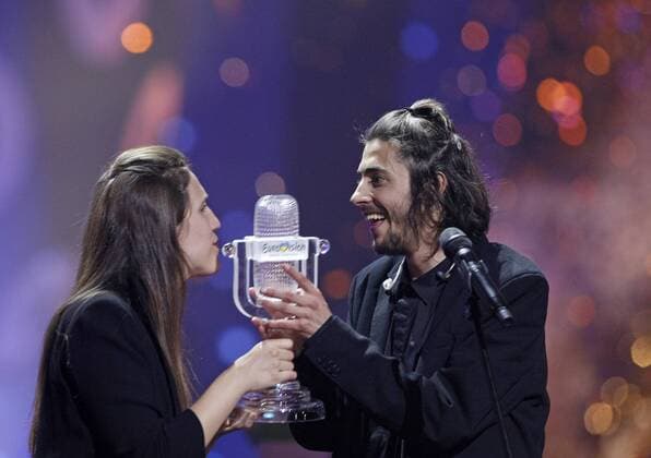 Bilder des Tages May 14, 2017 - Kiev, Ukraine - SALVADOR SOBRAL (R) from Portugal celebrates with his sister Louise after he won the Grand Final of the 62nd annual Eurovision Song Contest (ESC) at the International Exhibition Centre in Kiev, Ukraine, 13 May 2017. Kiev Ukraine - ZUMAg194 20170514_zap_g194_008 Copyright: xSergxGlovnyx