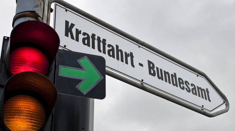 Kraftfahrt - Bundesamt : Schild an einer Strassenkreuzung. Flensburg, Deutschland. 21.09.2010 . Flensburg Deutschland Copyright: xThomasxTrutschelx