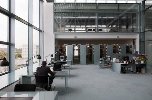 Bibliothek im Verwaltungstrakt , Nordfluegel , des Bundeskanzleramtes . Berlin , 12.10.2010 . Bundeskanzleramt , Kanzleramt Library in the administrative wing , North wing , of the Federal Chancellery . Berlin , 12.10.2010 . Federal Chancellery Berlin DEU Deutschland Copyright: xThomasxImox