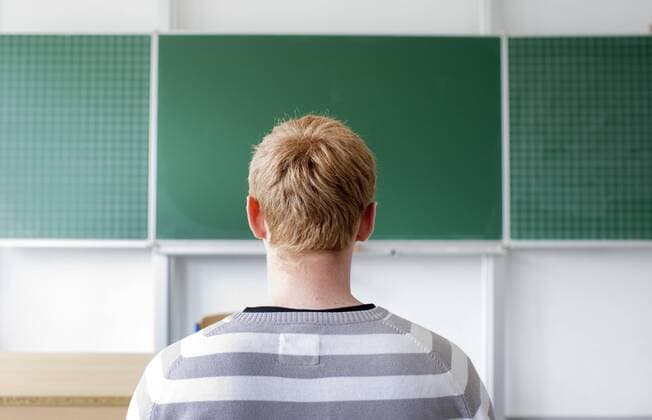 Schueler vor einer leeren Tafel . Rhein-Sieg-Kreis , Deutschland . 07.06.2011 . MODEL RELEASE vorhanden . Pupils in front of a blank blackboard . Rhein-Sieg district , Germany . 07.06.2011 . MODEL RELEASE available . Bonn Deutschland Copyright: xUtexGrabowskyx