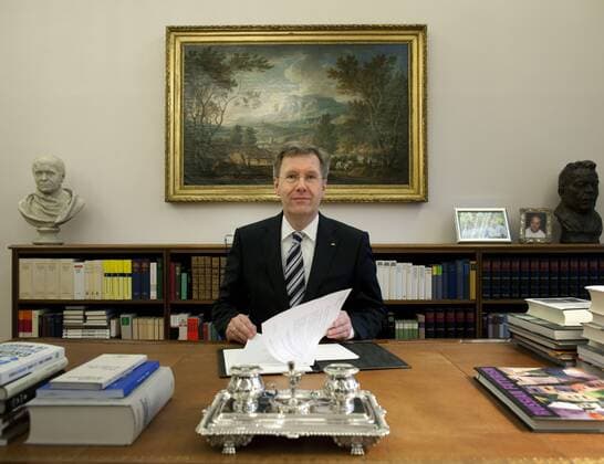 Christian WULFF , CDU , Bundespraesident , am Schreibtisch in seinem Arbeitszimmer im Schloss Bellevue . Im Hintergrund haengt ein neues Gemaelde , die -Italienische Landschaft- von Adolf Friedrich Harper ( 1798 ) , als Leihgabe der Staatlichen Museen zu Berlin . 18.03.2011 . Christian Wulff , CDU , German Federal President , at his office desk in his study in Bellevue Palace ( Schloss Bellevue ) . In the background hangs a new painting , the Italian-landscape ( Italienische Landschaft ) by Adolf Friedrich Harper ( 1798 ) , as a loan of the National Museums in Berlin . 18.03.2011 . Berlin Deutschland Copyright: xThomasxKoehlerx