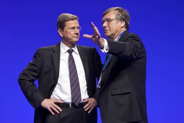 Guido WESTERWELLE (l) , FDP , Bundesaussenminister , und Wolfgang GERHARDT , FDP , auf dem Bundesparteitag der FDP . Rostock , 14.05.2011 . Rostock Deutschland Copyright: xThomasxTrutschelx