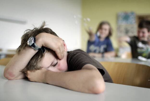 Ein Junge wird von Mitschuelern gehaenselt . Symbolbild zum Thema Mobbing an der Schule . Ein Junge wird von seinem Mitschuelern geaergert . Berlin , Deutschland . 31.05.2011 . MODEL RELEASE vorhanden . A boy is ridiculed by classmates . Symbolic picture about bullying at school . A boy is being annoyed by classmates . Berlin , Germany . 31.05.2011 . MODEL RELEASE available . Berlin Deutschland Copyright: xThomasxKoehlerx