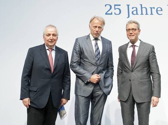 V.l. Klaus Toepfer, Juergen Trittin und Bundesumweltminister Norbert Roettgen Veranstaltung 25 Jahre Bundesministerium fuer Umwelt, Naturschutz und Reaktorsicherheit. Berlin Deutschland Copyright: xThomasxKoehlerx