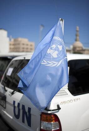 UN Flagge an einem Fahrzeug der UNRWA , United Nations Relief and Works Agency for Palestine Refugees in the Near East Gaza Field Office . 14.06.2011 UN flag on a vehicle of the UNRWA , United Nations Relief and Works Agency for Palestine Refugees in the Near East Gaza Field Office . 14.06.2011 Gaza Stadt Palaestinensische Gebiete Copyright: xThomasxImo photothekx