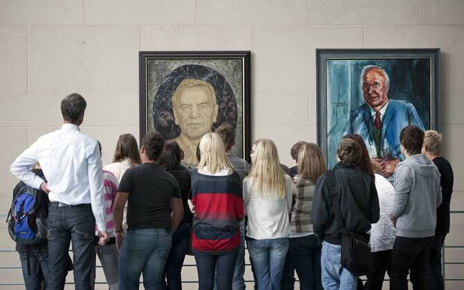 Besuchergruppe betrachtet die Kanzlergalerie im Bundeskanzleramt. Hier die Portraets von Gerhard Schroeder (l) und Helmut Kohl. Berlin, 15.09.2011, Berlin Deutschland Copyright: xThomasxKoehlerx