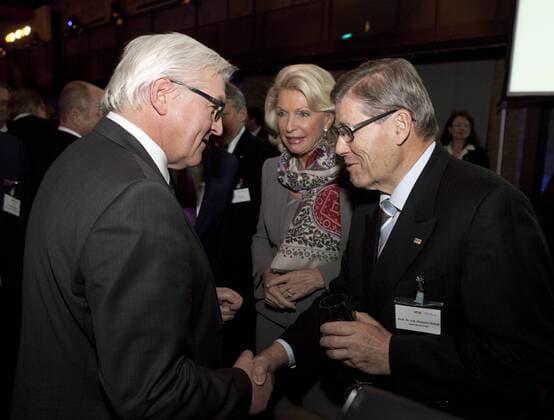 Frank-Walter Steinmeier, SPD Fraktionsvorsitzender, auf dem Neujahrsempfang des Verbands der Automobilindustrie VDA in Berlin. Mit Maria-Elisabeth Schaeffler und Hermann Scholl, Robert Bosch GmbH. 16.01.2012, Berlin Deutschland Copyright: xThomasxKoehlerx