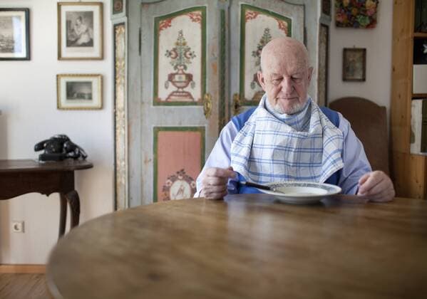 77 Jaehriger mit Latz am Esstisch. Heidelberg, Deutschland. 23.03.2012. 77-year-old men sitting at the dining table waring a bib. Heidelberg, Germany. 23.03.2012 . MODEL RELEASE vorhanden, MODEL RELEASED . Heidelberg Deutschland Copyright: xUtexGrabowskyx
