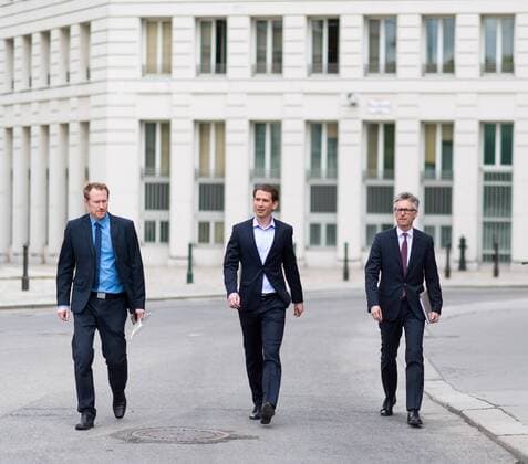 Wien 15.05.2017, Praesidentschaftskanzlei, Wien, AUT, kuenftiger OeVP Parteiobmann Kurz beim Bundespraesidenten anlaesslich der Regierungskrise, im Bild kuenftiger OeVP-Chef Sebastian Kurz (M) mit Pressesprecher Gerald Fleischmann (L) and Kabinettschef Christian Ebner (R) new party leader of the austrian peoples party and foreign minister Sebastian Kurz (M) with media spokesman Gerald Fleischmann (L) and Chief of Cabinet Christian Ebner (R) during dialogue meeting between new party leader of the austrian people s party and federal president of Austria at Federal Presidents Office in Vienna, Austria on 2017 05 15,  EP_gru 