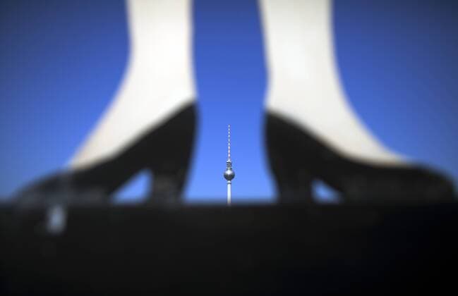 Fernsehturm in Berlin, im Vordergrund eine Plastik auf dem Dach des Auswaertigen Amtes. Berlin, 02.05.2012, Berlin Deutschland Copyright: xThomasxKoehlerx