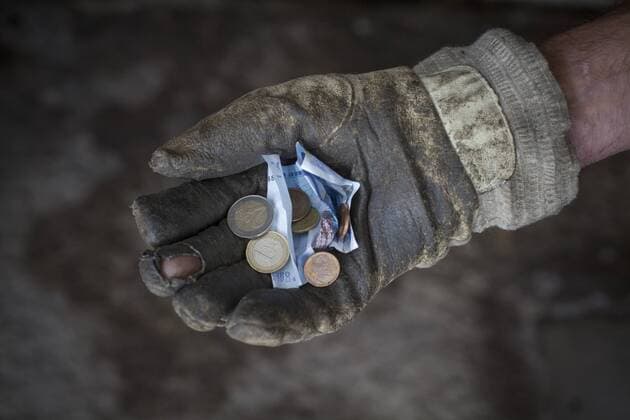 Kaputter Arbeitshandschuh mit Geld. Buecheloh, Deutschland. 11.05.2012 . Old and dirty work glove with money. Buechloh, Germany. 11.05.2012. Buecheloh Thueringen Deutschland Copyright: xThomasxTrutschelx