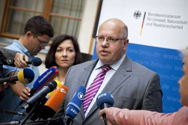 Bundesumweltminister Peter Altmaier (R), CDU und Katherina Reiche (L), CDU, Parlamentarische Staatssekretaerin im Bundesumweltministerium. Berlin, 06.09.2012. Berlin Deutschland Copyright: xRaphaelxHuenerfauthx