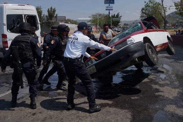 Bilder des Tages Ausschreitungen bei Marsch zum Lehrertag in Mexiko May 15, 2017 - Mexico - EUM20170515NAC03.JPG.OAXACA, Oax., Protest Protesta-Maestros CNTE.- Integrantes de la seccion 22 de la CNTE en esta entidad realizan una marcha con motivo del dia del Maestro, el 15 de mayo de 2017. Los docentes tuvieron que esquivar los escombros que dejo un enfrentamiento entre transportistas registrado horas antes de la marcha. Foto: Agencia EL UNIVERSAL EVZ Mexico  - ZUMAu78_ 20170515_zaf_u78_018 Copyright: xEdwinxHernandezx