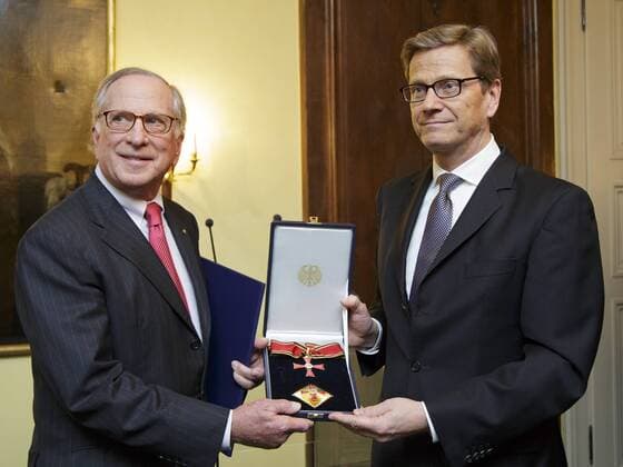 49. Muenchner-Sicherheitskonferenz im Hotel Bayerischer Hof. Bundesaussenminister Guido Westerwelle, FDP, verleiht das Grosse Verdienstkreuz mit Stern der Bundesrepublik Deutschland an US-Senator Sam Nunn. Muenchen, 01.02.2013. Muenchen Bayern Deutschland Copyright: xThomasxTrutschelx