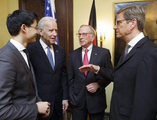 49. Muenchner-Sicherheitskonferenz im Hotel Bayerischer Hof. Vlnr.: Philipp Roesler, FDP, Bundeswirtschaftsminister und Vizekanzler, US Vizepraesident Joe Biden, US-Senator Sam Nunn, und Bundesaussenminister Guido Westerwelle. Muenchen, 01.02.2013. Muenchen Bayern Deutschland Copyright: xThomasxTrutschelx