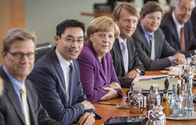 Bundeskanzlerin Angela Merkel, CDU, bei einer Kabinettssitzung der Bundesregierung . vl. Bundesaussenminister Guido Westerwelle, FDP; Philipp Roesler, FDP, Bundeswirtschaftsminister und Vizekanzler, Bundeskanzlerin Angela Merkel, CDU; Ronald Pofalla, CDU, Chef des Bundeskanzleramtes; Staatsminister Eckhart von Klaeden, CDU, ; und Bernd Neumann, CDU, Staatsminister fuer Kultur im Bundeskanzleramt. Berlin 24.04.2013 Berlin Deutschland Copyright: xThomasxImox