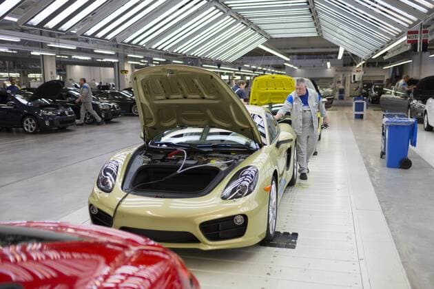 Produktion des Porsche Cayman im Volkswagen AG Werk. Osnabrueck, 27.06.2013. Osnabrueck Deutschland Copyright: xRaphaelxHuenerfauthx