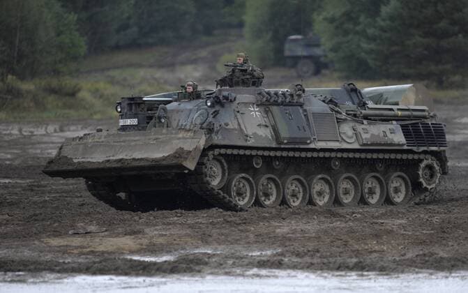 Der Pionierpanzer Dachs bei der ersten gemeinsame Informations- und Lehruebung (ILUE) von Heer und Streitkraeftebasis der Bundeswehr, Munster, 18.09.2013. Munster Deutschland Copyright: xMichaelxGottschalkx