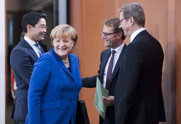 Philipp Roesler, FDP, Bundeswirtschaftsminister und Vizekanzler, Bundeskanzlerin Angela Merkel, CDU, Bundesgesundheitsminister Daniel Bahr, FDP, und Bundesaussenminister Guido Westerwelle, FDP, vor Beginn der Sitzung des Bundeskabinetts im Bundeskanzleramt, Berlin, 20.11.2013. Berlin Deutschland Copyright: xMichaelxGottschalkx