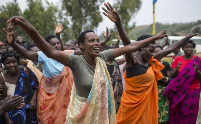 Zeitzeuginnen des ruandischen Genozids tanzen und singen bei einer Veranstaltung zur Trauma - und Konflikt - Verarbeitung. Nyakagezi, Ruanda. 03.02.2014. Nyakagezi Ruanda Copyright: xThomasxImox