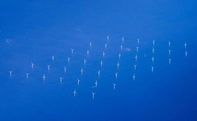 Eine Luftaufnahme zeigt Windkraftanlagen des London Array-Projekts, dem weltweit groessten Windpark einer Partnerschaft zwischen Dong Energy A S, E.ON AG und Masdar in der Themse-Muendung in der Nordsee. 03.02.2014. Berlin Grossbritannien Copyright: xThomasxTrutschelx