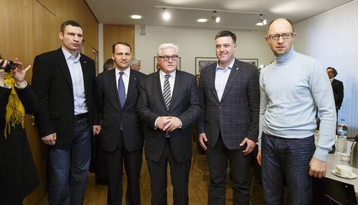 Vlnr.: Witali Klitschko, Radoslaw Sikorski, Aussenminister der Republik Polen, Bundesaussenminister Frank-Walter Steinmeier, SPD, Olej Tjahnybok, Arseni Jazenjuk bei einem Treffen in der Deutschen Botschaft in Kiew. Kiew, Ukraine, 20.02.2014. Kiew Ukraine Copyright: xThomasxTrutschelx
