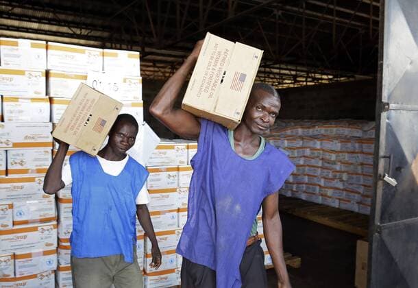 Mitarbeiter des World Food Programme, WFP, verladen Grundnahrungsmittel an einem Logistikstuetzpunkt in Bangui in der Zentralafrikanischen Republik. 14.03.2014. Bangui Zentralafrikanische Republik Copyright: xThomasxKoehlerx