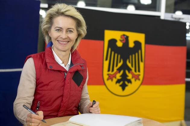 Bundesverteidigungsministerin Ursula von der Leyen, CDU besucht das KFOR Kontingent im Kosovo, 14.05.2014. Eintrag ins goldene Buch. Prizren Kosovo Copyright: xUtexGrabowskyxx