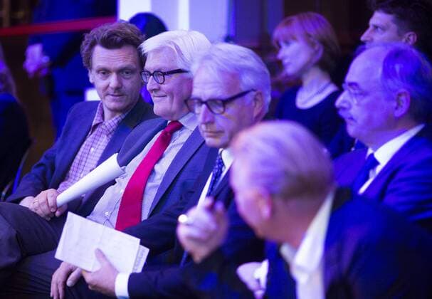 Eröffnung der David Bowie Ausstellung im Walter-Gropius Bau in Berlin, 19.05.2014. v.l. Thomas Oberender, Intendant der Berliner Festspiele, Frank Walter Steinmeier, Bundesaussenminister Thomas Roth, V&A. Berlin Deutschland Copyright: xUtexGrabowskyx