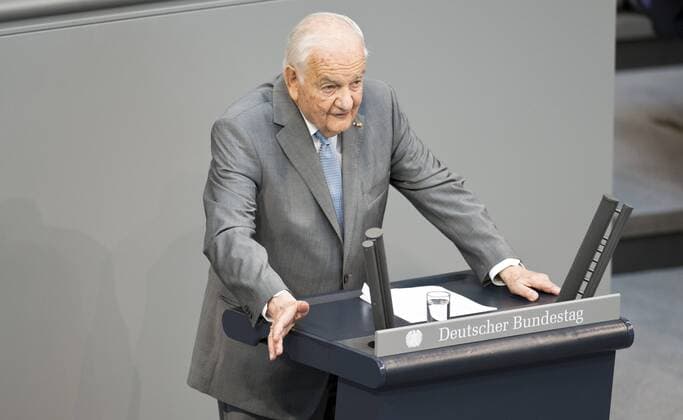 Historiker Alfred Grosser spricht bei der Gedenkstunde zum Anlass des 100. Jahrestages des Beginn des Ersten Weltkrieges, Bundestag, Berlin, 03.07.2014. Berlin Deutschland Copyright: xMichaelxGottschalkx