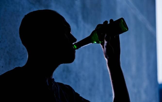 Ein junger Mann trinkt aus einer Bierflasche, Berlin, 13.08.2014. Berlin Deutschland Copyright: xMichaelxGottschalkx