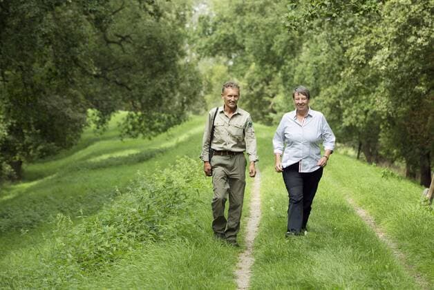 Bundesumweltministerin Barbara Hendricks, SPD, besucht ein Projekt zur Deichrueckverlegung im Loedderitzer Forst, das als Praeventivmassnahme zum Hochwasserschutz im Rahmen des Naturschutzgrossprojektes Mittlere Elbe umgesetzt wird. Hier auf einem alten Deichabschnitt mit Ranger Lothar Haendler vom Biosphaerenreservat Mittelelbe. Hendricks befindet sich auf einer dreitaegigen Sommerreise durch Ostdeutschland. Aken Deutschland Copyright: xThomasxKoehlerx