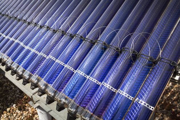 IMAGO Nature: Unsere Erde, Energiequellen, Solarthermie Solarthermische Kollektoren (hier Vakuumroehrenkollektoren ) auf dem Dach des Umweltbundesamt in Dessau. Dessau Deutschland Copyright: xThomasxKoehler photothek BMUBx