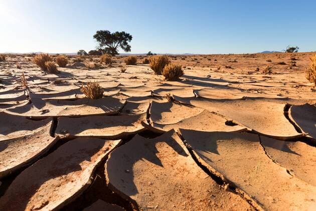 IMAGO Nature: Unsere Erde, Klimawandel, Dürren Afrika; Südafrika; Namibia; Karas; Namib Naukluft Park; Wüste: Trockenheit in einem Flußbett an der D707 in der Nähe der Tirasberge