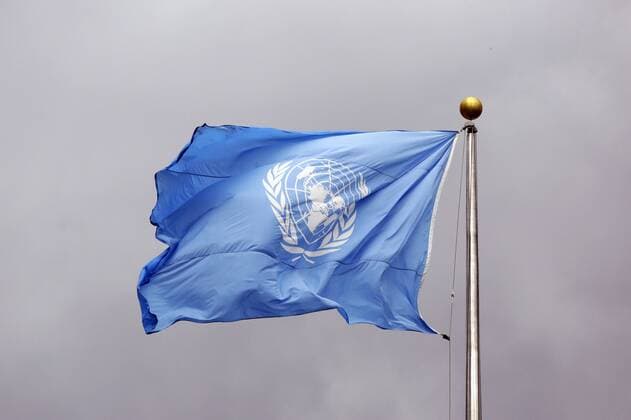 UN Flagge vor grauen Wolken auf dem Gelaende des Sekretariat der Vereinten Nationen im UN-Hauptquartier in New York. New York, Vereinigte Staaten von Amerika. 23.09.2014. New York USA Copyright: xThomasxKoehlerx