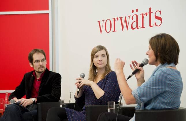 Berühmte Feministinnen, Anne Wizorek Autorin Anne Wizorek und Malu Dreyer am Stand des Vorwaerts Verlags auf der Frankfurter Buchmesse, Frankfurt, 09.10.2014. Frankfurt Deutschland Copyright: xMichaelxGottschalkx