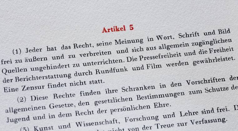 Grundrechte im Grundgesetz fuer die Bundesrepublik Deutschland. Artikel 5. Jeder hat das Recht, seine Meinung in Wort, Schrift und Bild frei zu aeussern und zu verbreiten. Berlin, 08.01.2015. Berlin Deutschland Copyright: xThomasxTrutschelx