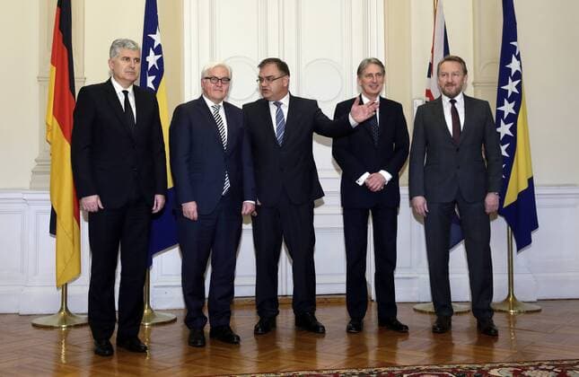Bundesaussenminister Frank-Walter Steinmeier (2.v.l.), SPD, und sein britischer Amtskollege Hammond (2.v.r.) in Sarajevo. Hier mit der Praesidentschaft von Bosnien-Herzegowina, Mladen Ivanic (M), Bakir Izetbegovic (R) und Dragan Covic (L). Steinmeier und Hammond wollen bei Treffen mit dem Dreierpraesidium und den Spitzen von Parlament und Parteien ihre bereits angestossene Bosnien-Initiative zum Abbau von Reformblockaden voranbringen, um so die Annaehrung Richtung EU zu ermoeglichen. 16.01.2015, Sarajevo Bosnien-Herzegowina Copyright: xThomasxKoehlerx