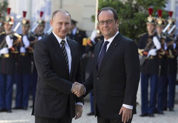 Der Praesident von Frankreich , Froncois Hollande, (R ) und der Praesident von Russland, Wladimir Putin, beim Treffen der Staats und Regierungschefs, im Normandie-Format, zur Krise in der Ukraine. Paris 02.10.2015 . Paris Frankreich Copyright: xThomasxImox
